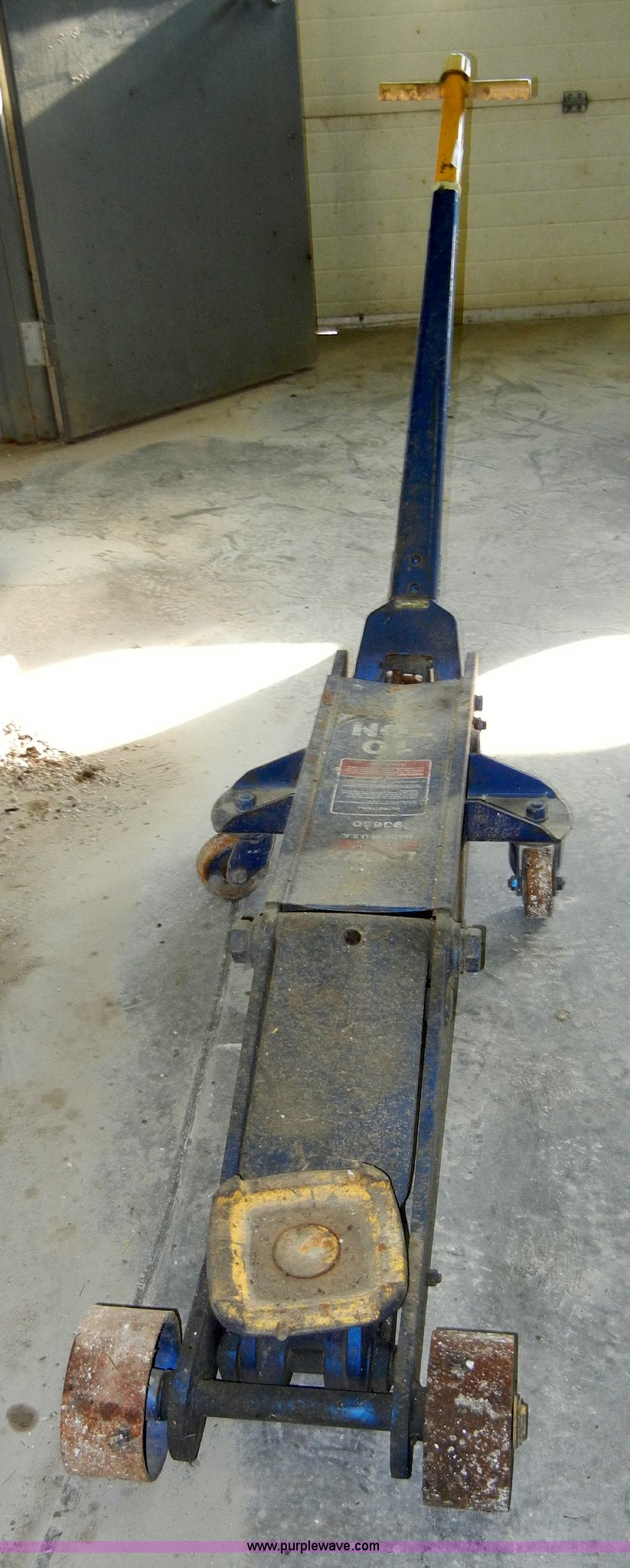 Lincoln 10 ton floor jack in Ottawa, KS Item 2091 sold Purple Wave
