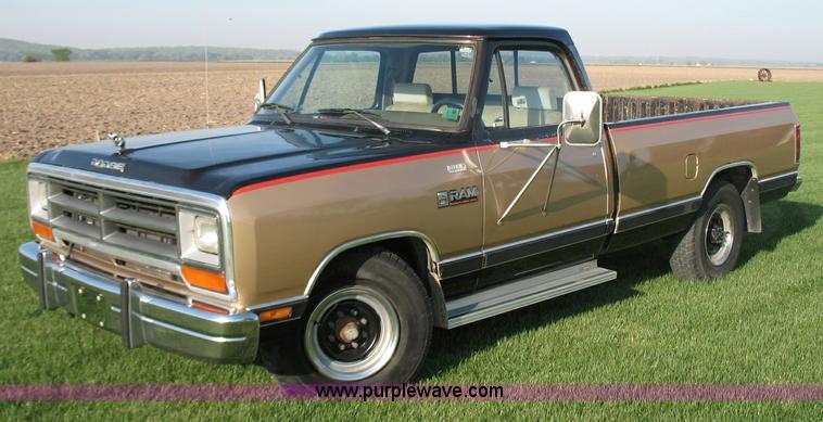 image for item 1500 1990 Dodge Ram D-250 LE pickup truck