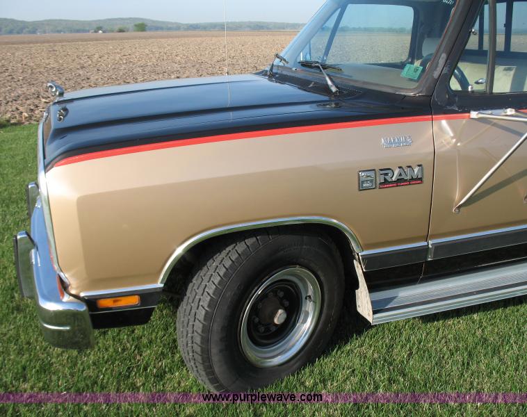 image for item 1500 1990 Dodge Ram D-250 LE pickup truck