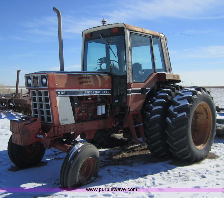 image for item 3261 1980 International F986 tractor