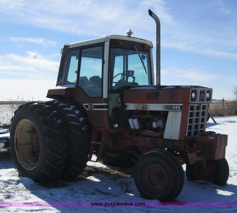 image for item 3261 1980 International F986 tractor