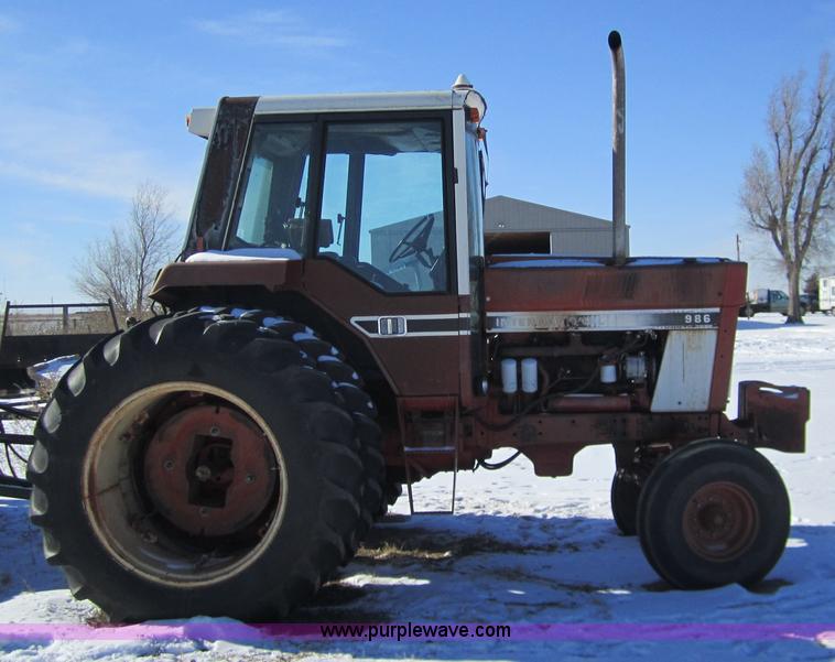 image for item 3261 1980 International F986 tractor