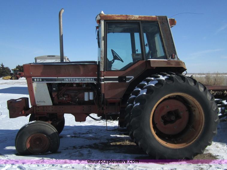 image for item 3261 1980 International F986 tractor
