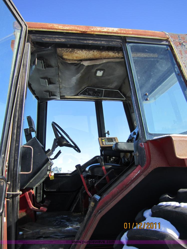 image for item 3261 1980 International F986 tractor