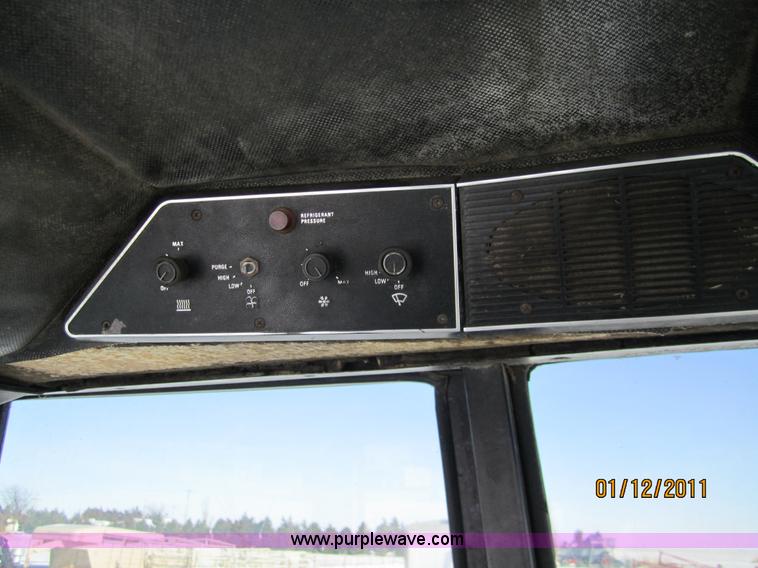 image for item 3261 1980 International F986 tractor