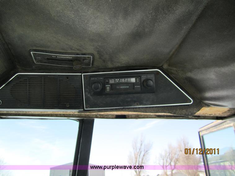 image for item 3261 1980 International F986 tractor