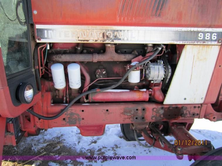 image for item 3261 1980 International F986 tractor