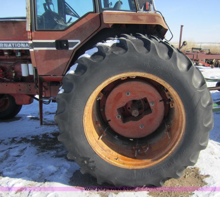 image for item 3261 1980 International F986 tractor