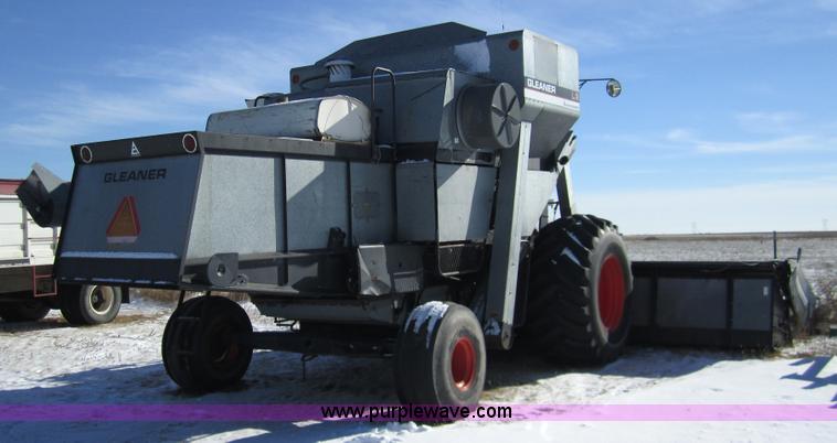 image for item 3262 1983 Gleaner L3 combine