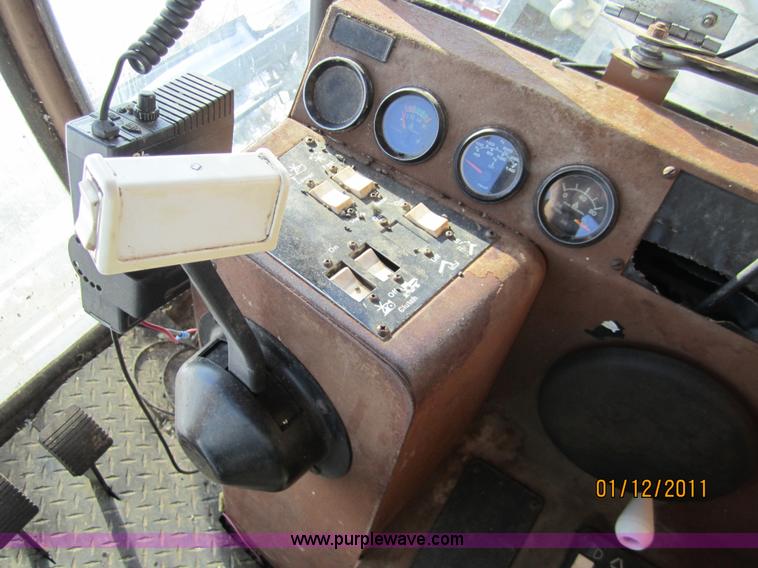 image for item 3262 1983 Gleaner L3 combine