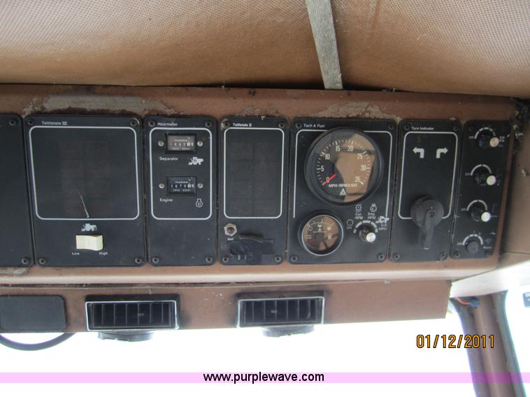 image for item 3262 1983 Gleaner L3 combine