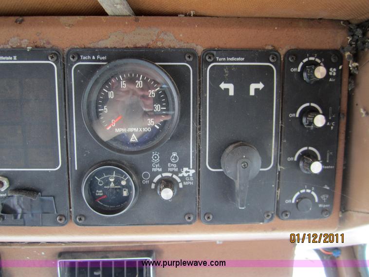 image for item 3262 1983 Gleaner L3 combine