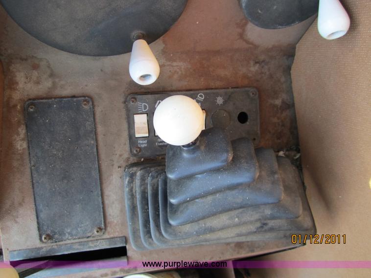 image for item 3262 1983 Gleaner L3 combine