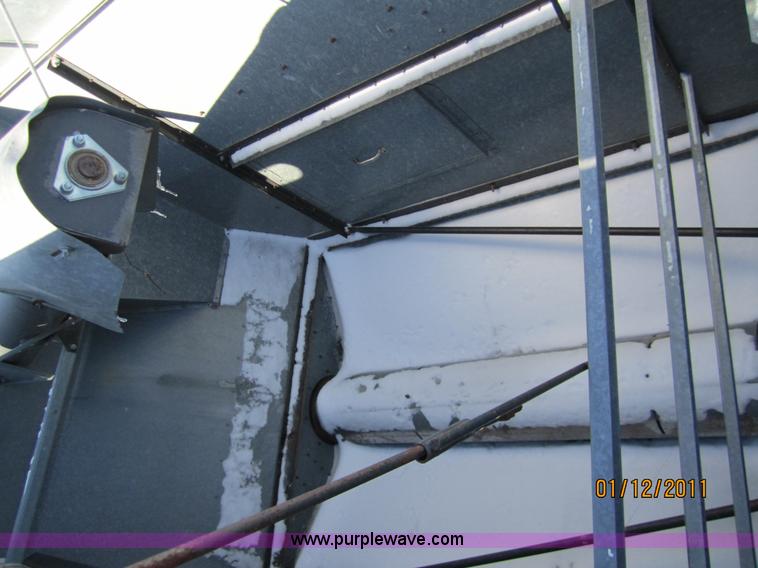 image for item 3262 1983 Gleaner L3 combine