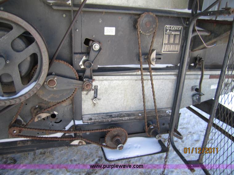 image for item 3262 1983 Gleaner L3 combine