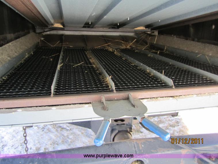 image for item 3262 1983 Gleaner L3 combine