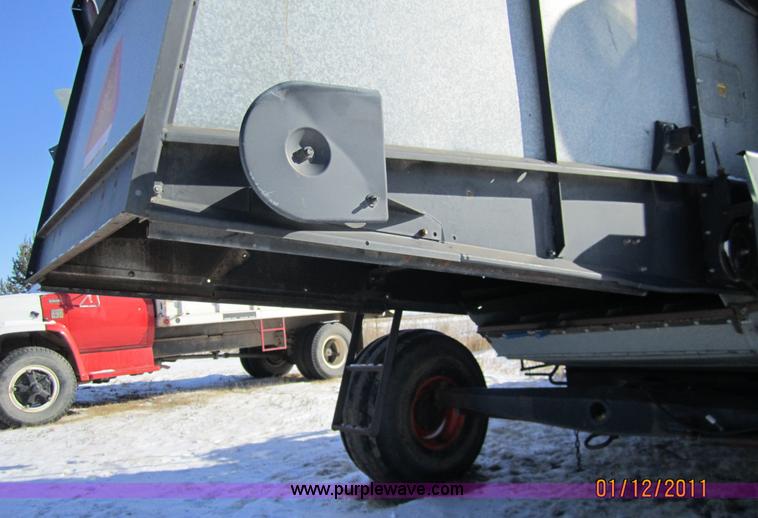 image for item 3262 1983 Gleaner L3 combine