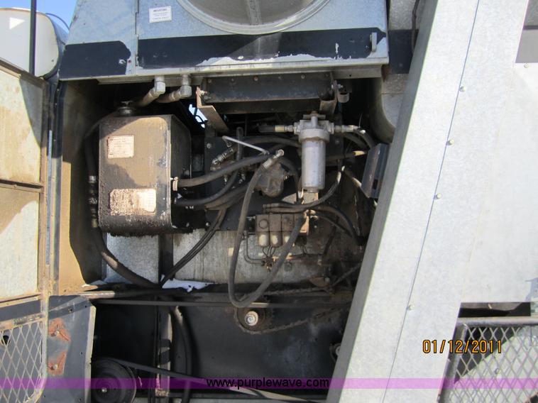 image for item 3262 1983 Gleaner L3 combine