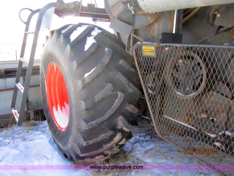 image for item 3262 1983 Gleaner L3 combine