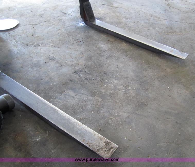 image for item 3319 Wheel loader pallet forks