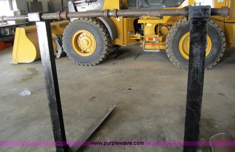 image for item 3319 Wheel loader pallet forks