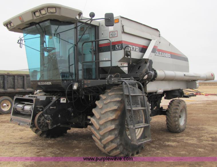 image for item 3575 1999 Gleaner R72 combine