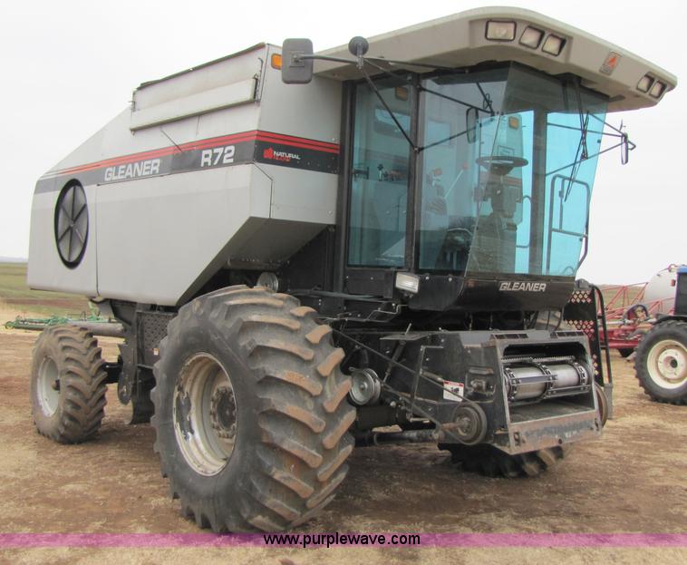 image for item 3575 1999 Gleaner R72 combine