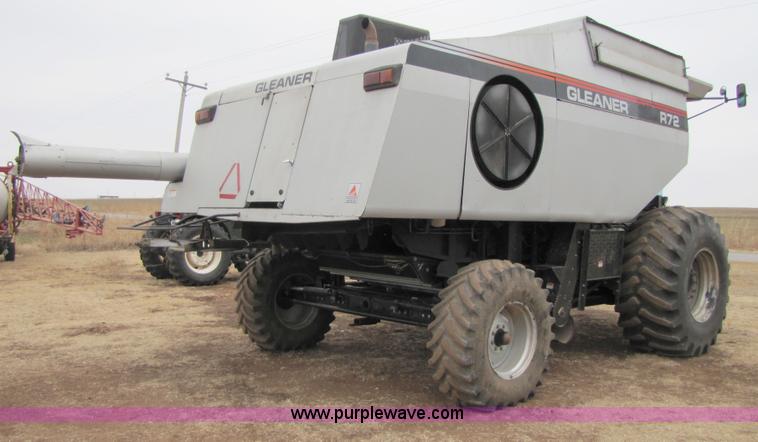 image for item 3575 1999 Gleaner R72 combine