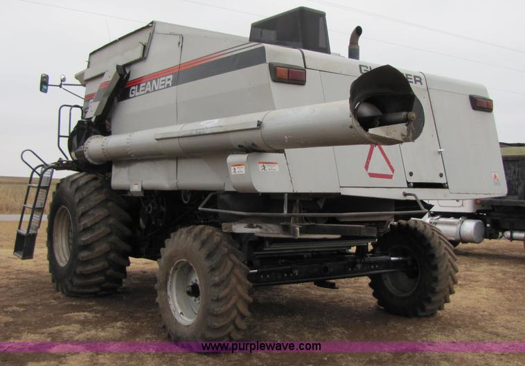 image for item 3575 1999 Gleaner R72 combine