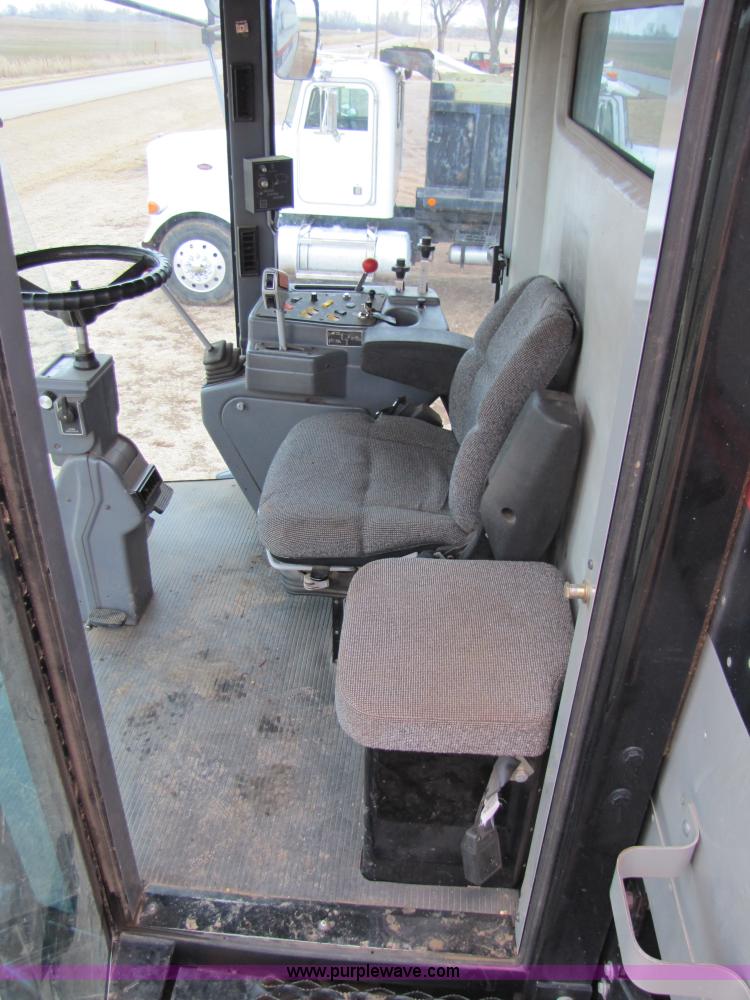 image for item 3575 1999 Gleaner R72 combine