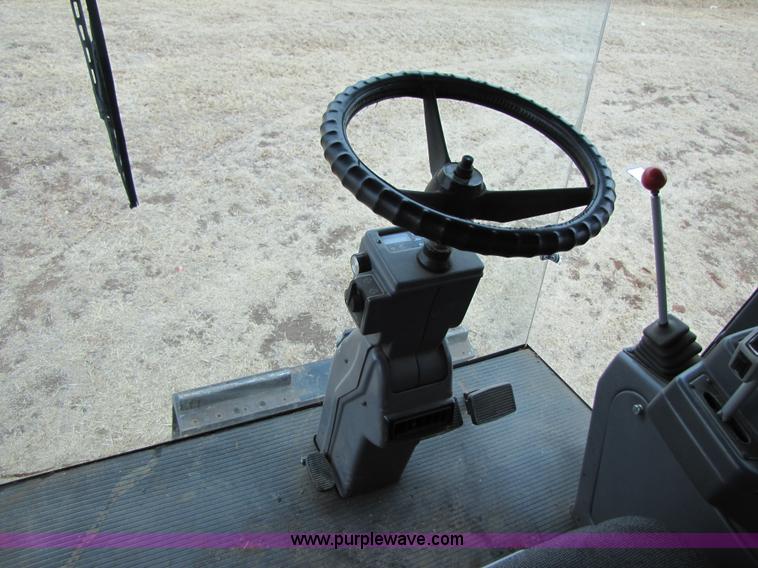 image for item 3575 1999 Gleaner R72 combine