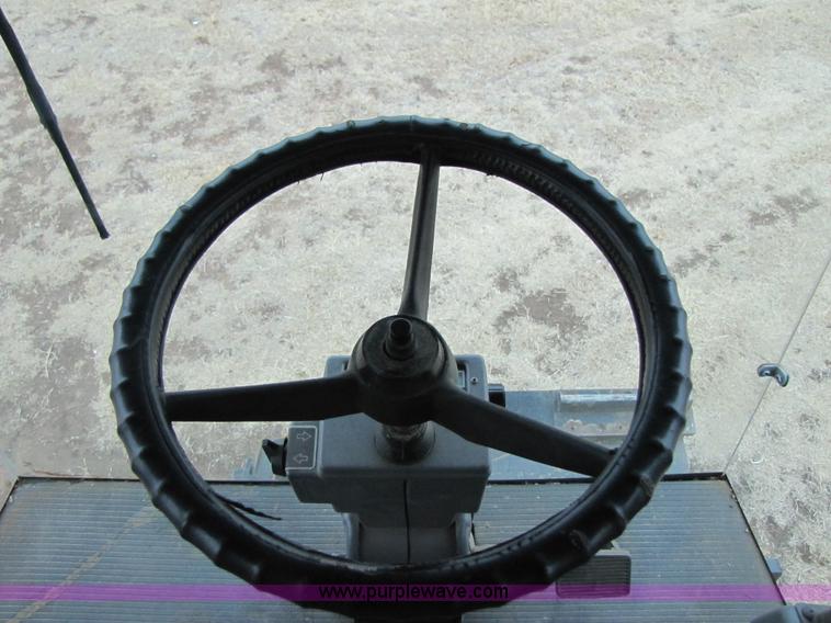 image for item 3575 1999 Gleaner R72 combine