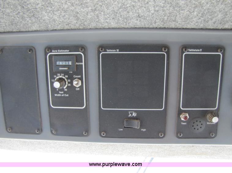 image for item 3575 1999 Gleaner R72 combine