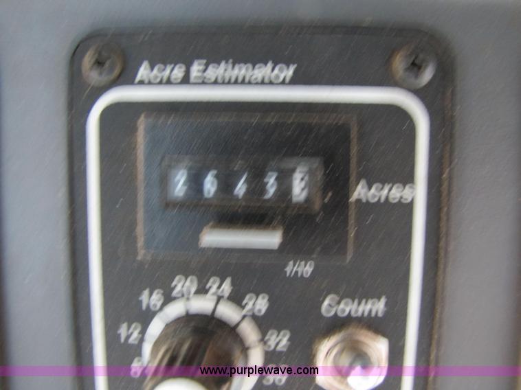 image for item 3575 1999 Gleaner R72 combine