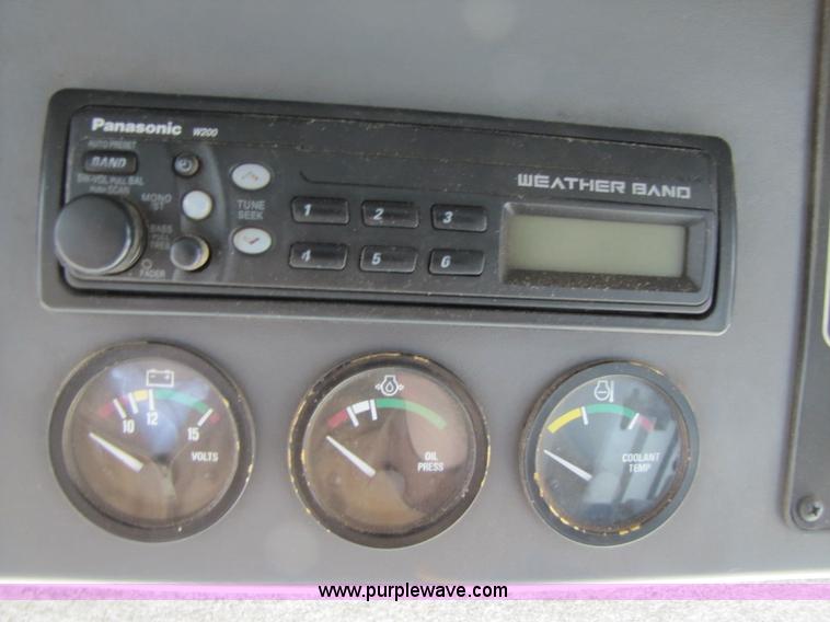 image for item 3575 1999 Gleaner R72 combine