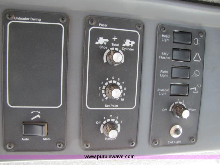 image for item 3575 1999 Gleaner R72 combine