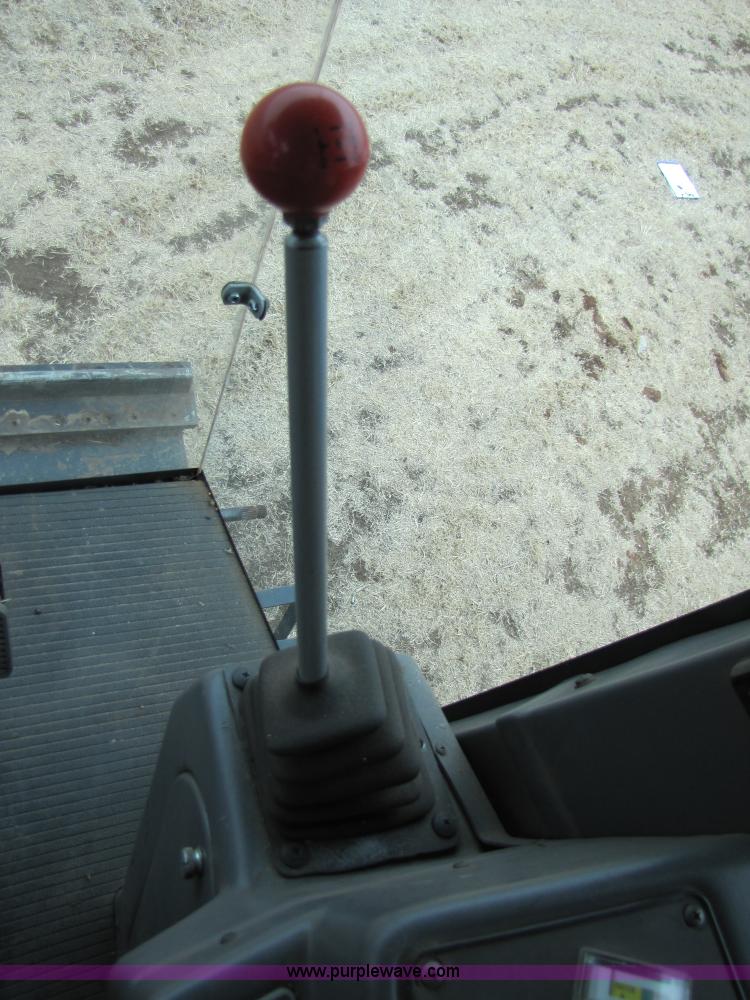 image for item 3575 1999 Gleaner R72 combine