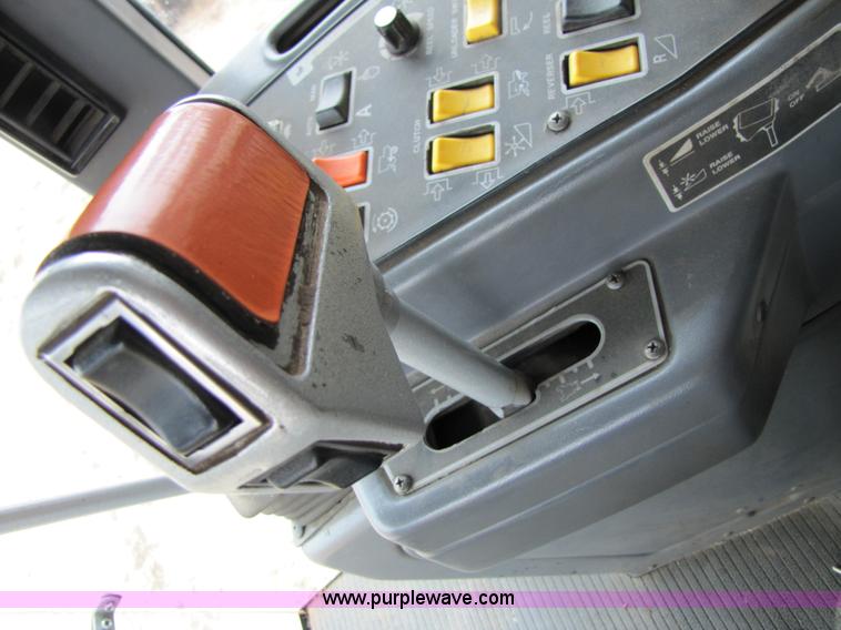 image for item 3575 1999 Gleaner R72 combine