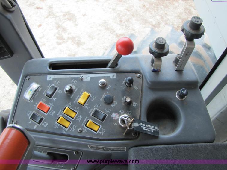 image for item 3575 1999 Gleaner R72 combine