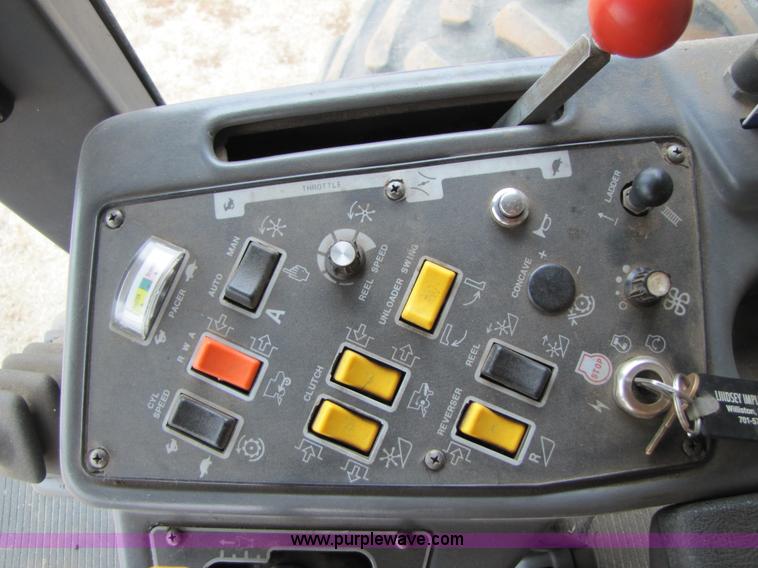 image for item 3575 1999 Gleaner R72 combine