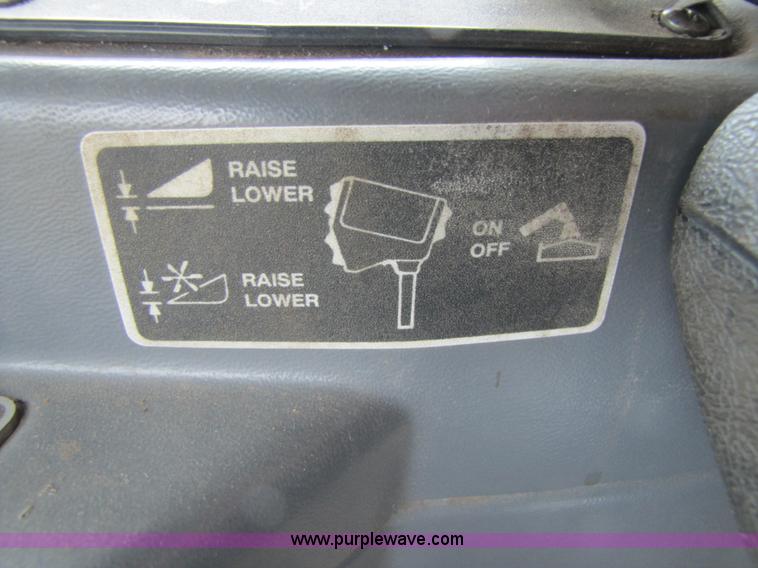 image for item 3575 1999 Gleaner R72 combine