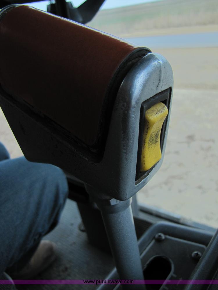 image for item 3575 1999 Gleaner R72 combine