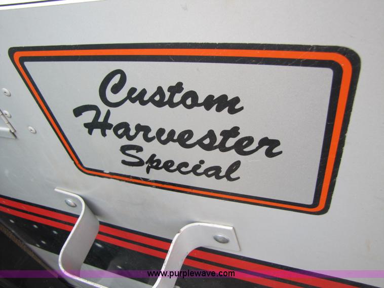 image for item 3575 1999 Gleaner R72 combine