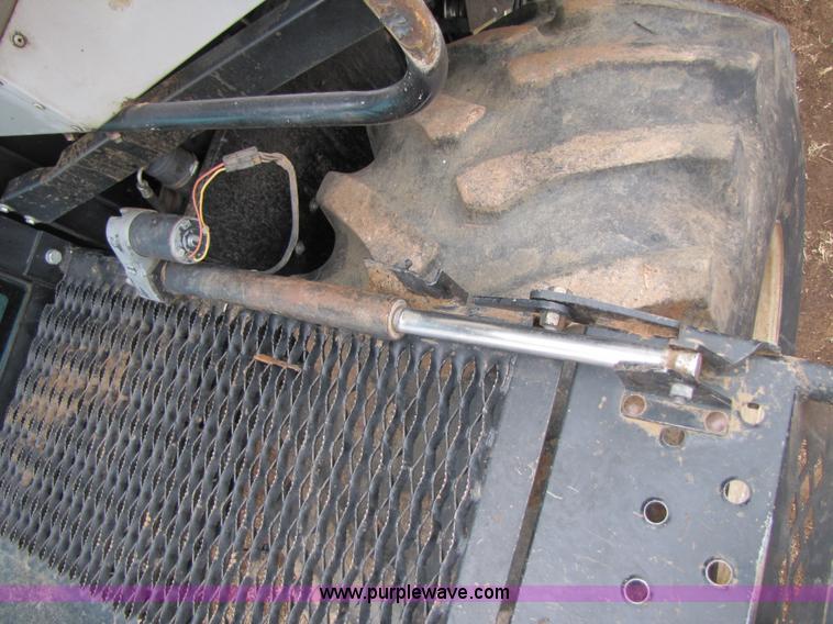 image for item 3575 1999 Gleaner R72 combine