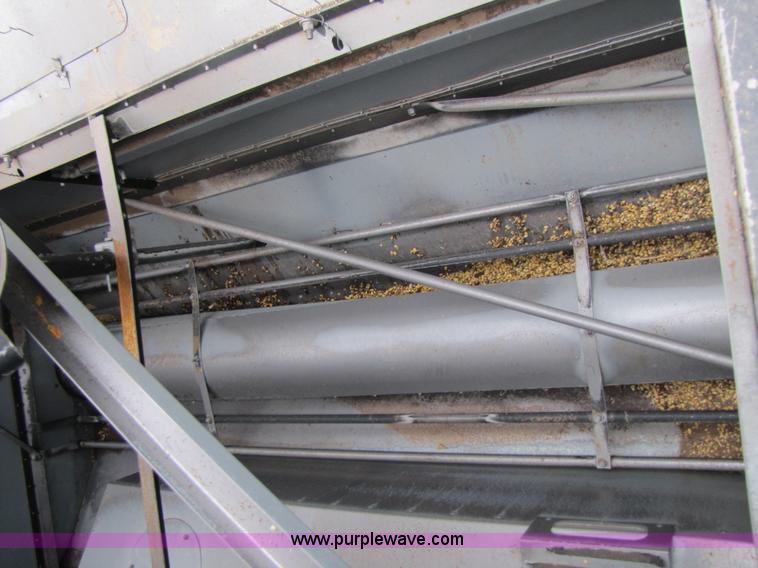 image for item 3575 1999 Gleaner R72 combine