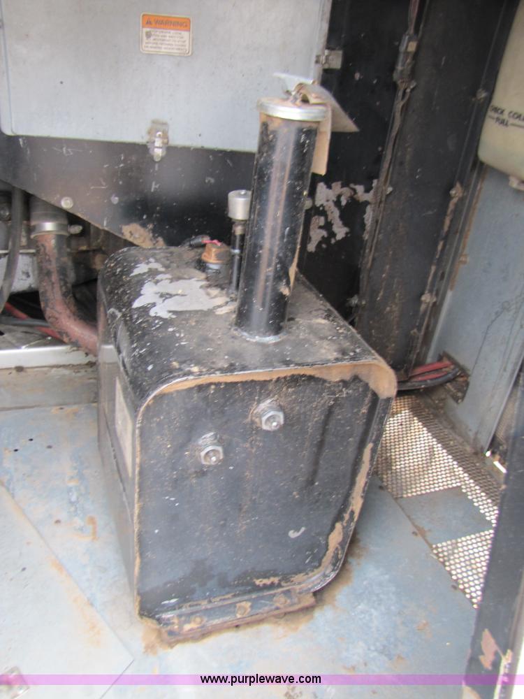 image for item 3575 1999 Gleaner R72 combine