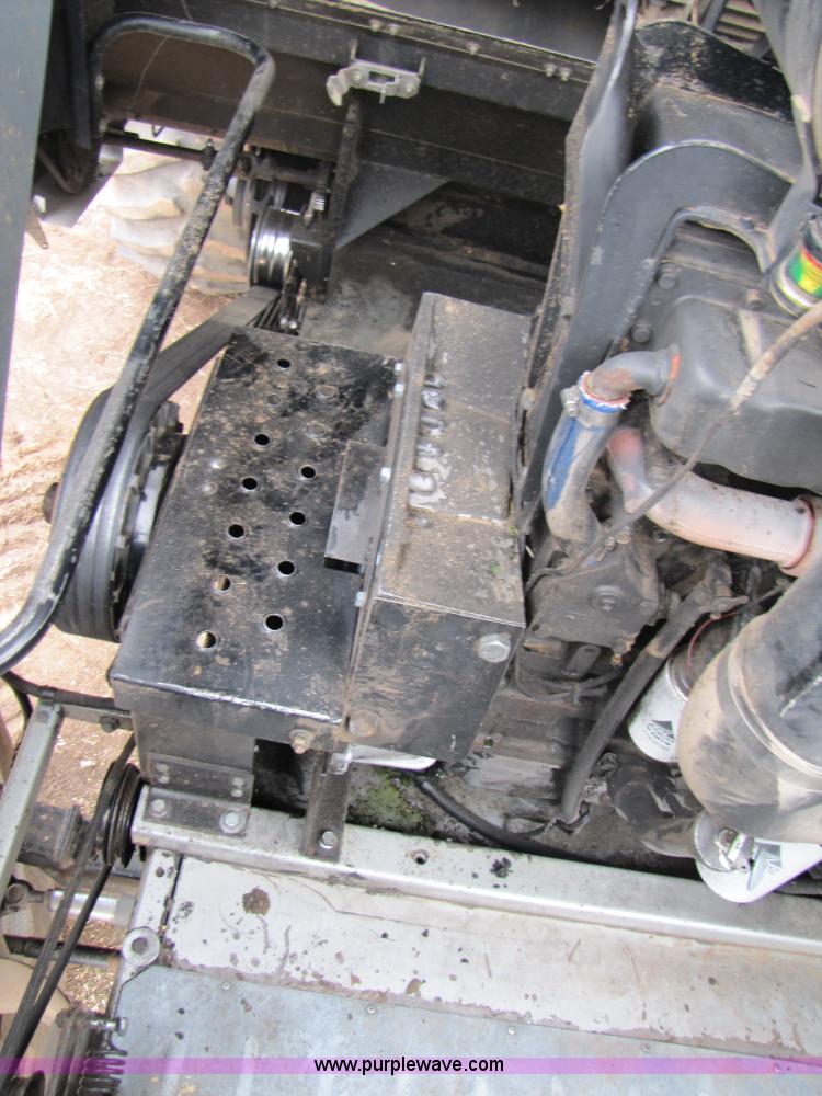 image for item 3575 1999 Gleaner R72 combine