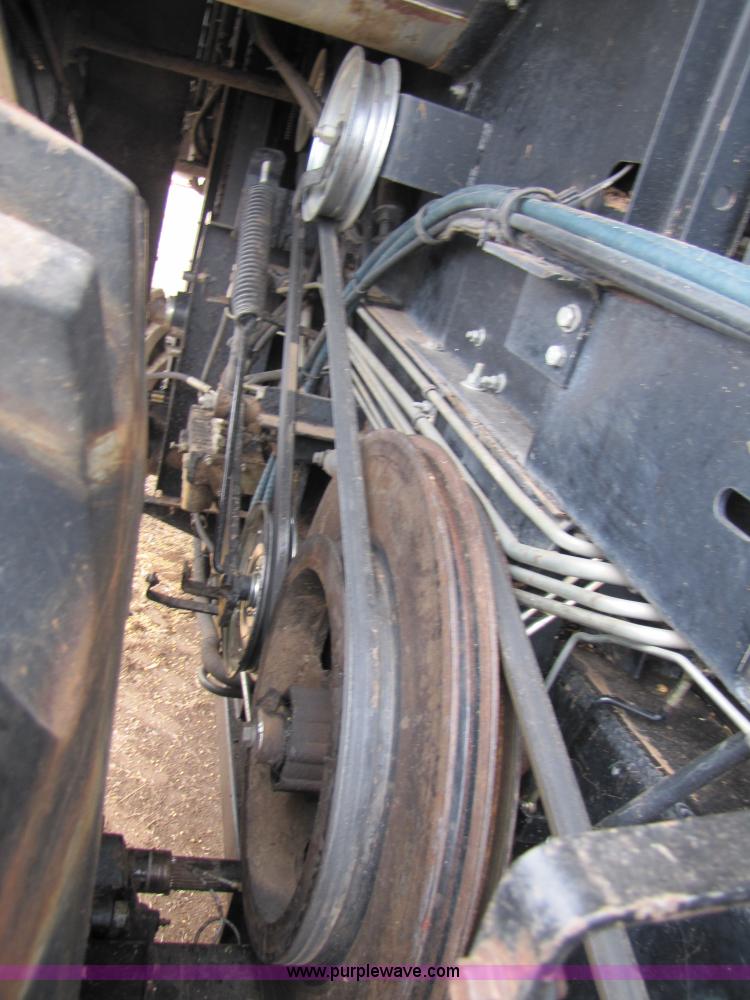 image for item 3575 1999 Gleaner R72 combine