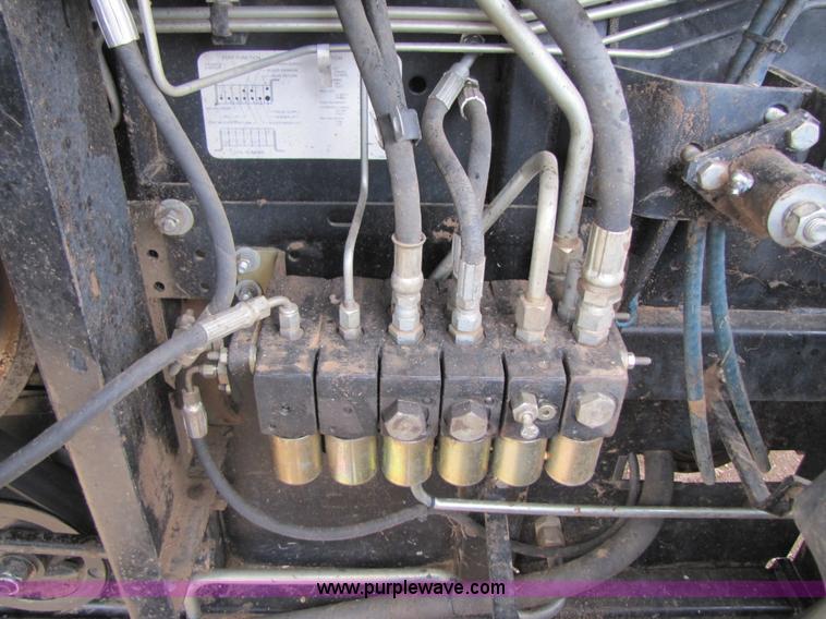 image for item 3575 1999 Gleaner R72 combine