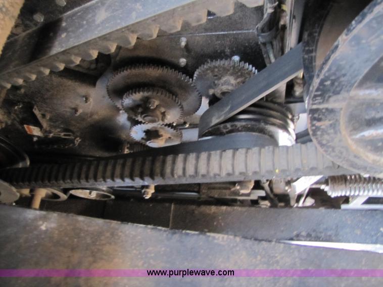 image for item 3575 1999 Gleaner R72 combine